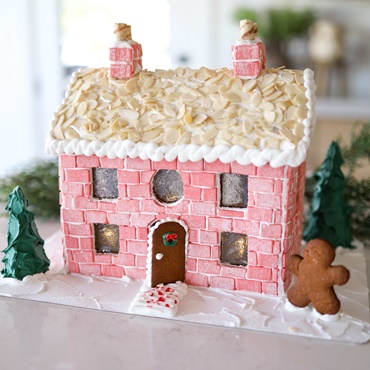 Decorating Beautiful Gingerbread Houses 