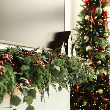 Styling and Decorating Christmas Garlands